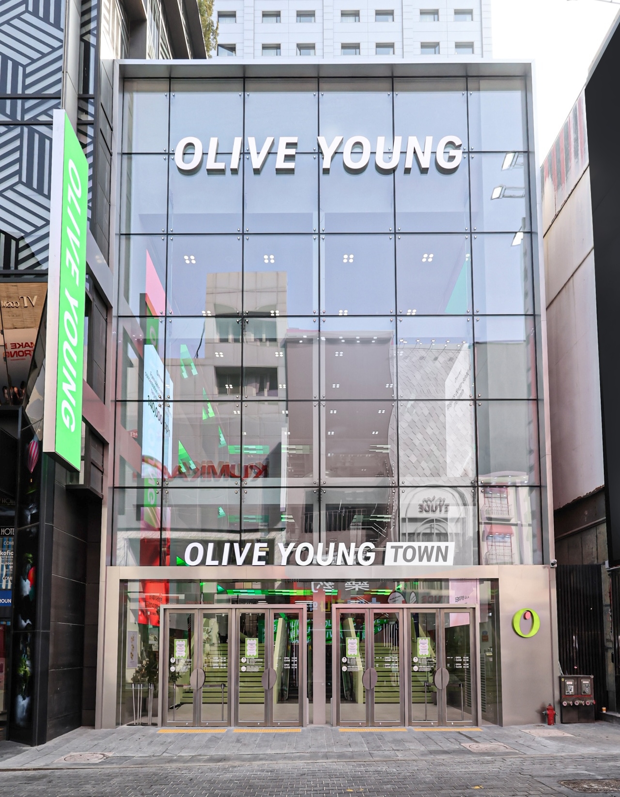 Myeongdong Cosmetics Row 参考图 1